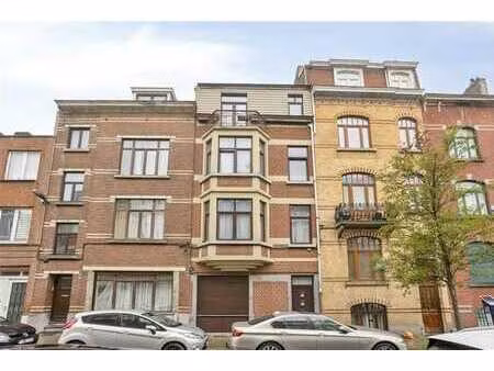 magnifique immeuble situé dans le centre de forest avec 3 ap