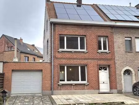 ruime hoekwoning met oprit en garage  3 slaapkamers  2 ba...