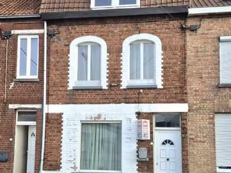 ruime instapklare gezinswoning  centraal gelegen met 4 sl...