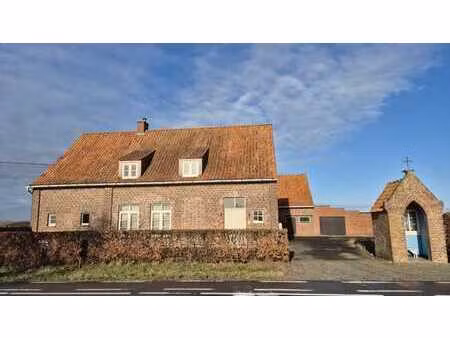 landelijk gelegen hoeve met grote weide en stallingen  ve...