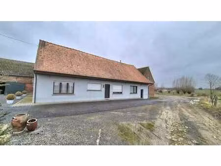 deze alleenstaande hoeve met stalling is gelegen op een u...