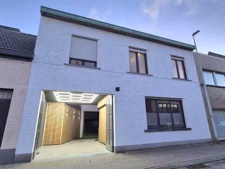ruime gezinswoning met loods (ca.230m²)  3 slaapkamers  m...