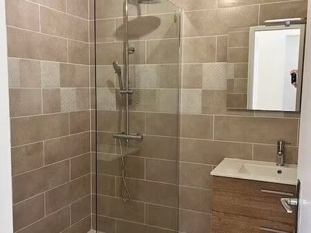 location appartement 3 pièces 70 m² à saint-maximin-la-sainte-baume (83470)