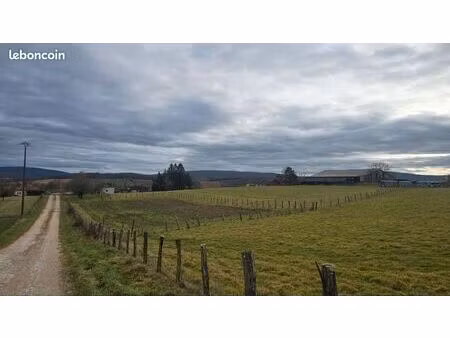 vends terrain d’une superficie de 890 m²  situé dans un secteur calme et agréable