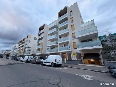 grand box fermé sécurisé – accès 24h/24 – idéal voitures ou stockage