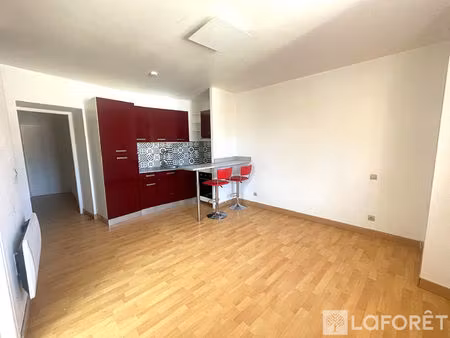 à louer  appartement t2 bis de 49 m² en plein centre-ville de prades