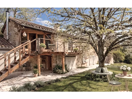 7 hectares de terrain  piscine  aucun vis-à-vis! saint antonin à 15 minutes.