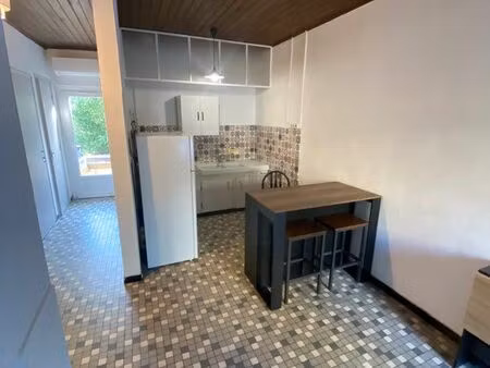 location t2 bis avec garage et petit jardin à onesse