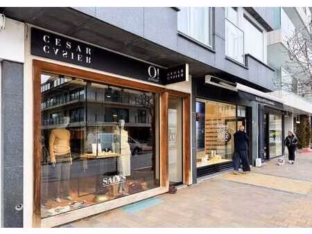 commerce rénové dans un emplacement aaa