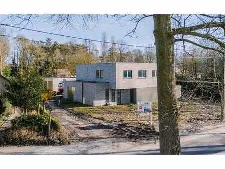 maison neuve magnifiquement située dans la périphérie verdoy