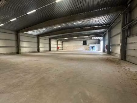 entrepôt de 850 m² à louer à court terme.