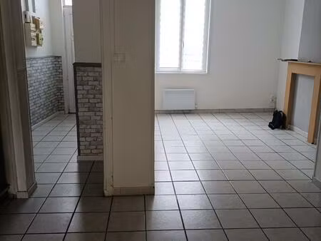 maison mitoyenne avec du potentiel dans un quartier calme