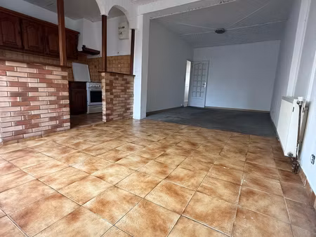 cette belle maison se compose d'un sous-sol entièrement amén