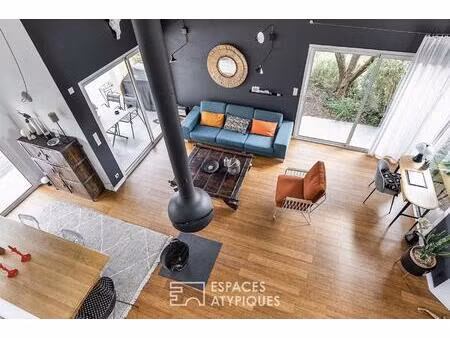 villa moderniste avec piscine et jardin paysagé