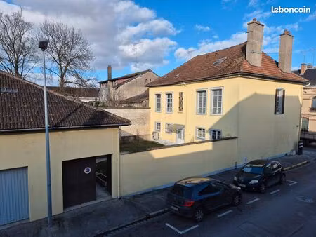 maison bourgeoise en centre ville  lumineuse. quartier calme. à saisir
