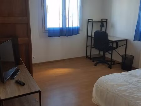 1 chbre meublée etudiants  stagiaire  travailleurs  15mm de la rochelle