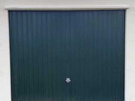 garage/box à louer près de la gare de vernon – idéal voiture ou garde-meuble < –