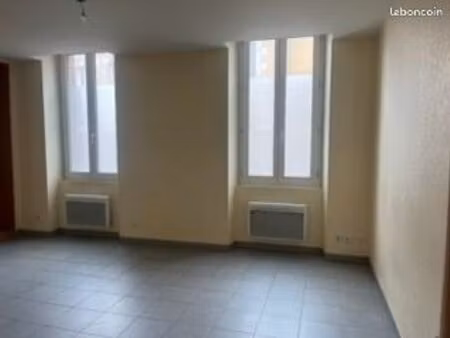 t2 situé au rez-de-chaussée