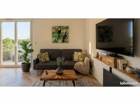 ? t2 meublé rénové – terrasse – parking – résidence avec piscine