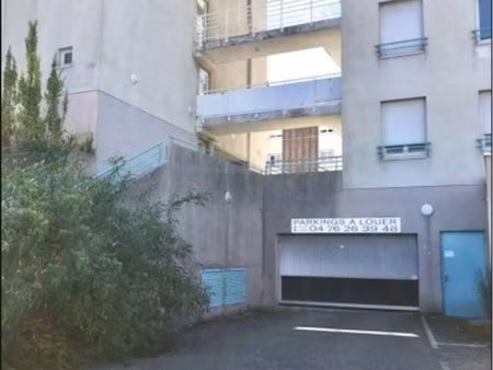 place de parking sécurisé