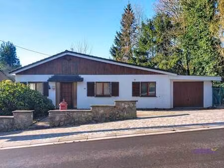 bungalow 2 chambres avec garage et jardin à louer.