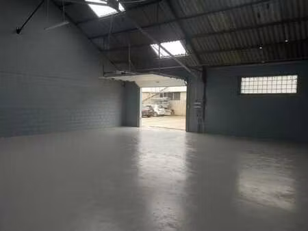 entrepôt de stockage ou atelier (170m²) à louer