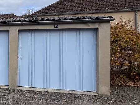 à louer parking / box paray-le-monial