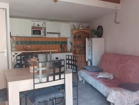 a louer maisonnette avec jardinet fermé