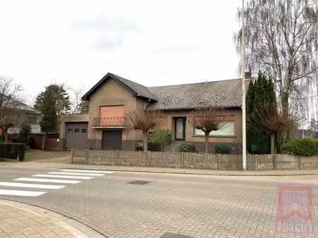 ruime woning met tuin  2 grote garages en kelder op grond...