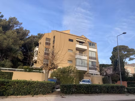 appartement 2 pièces avec terrasse sur le port d'hyères