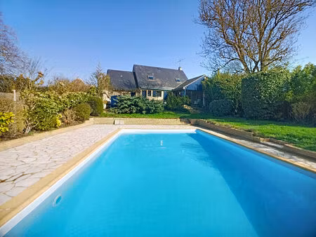 belle maison à vendre dans un cadre bucolique offrant de beaux volumes et un joli jardin a