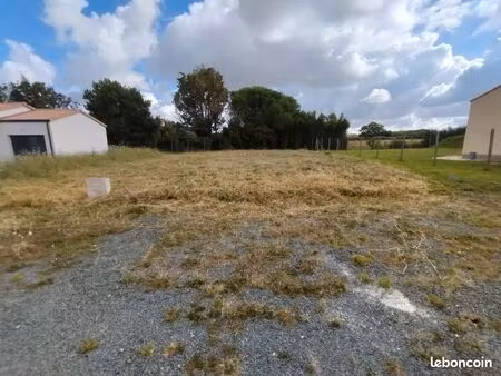 terrain viabilisé constructible plat et clôturé