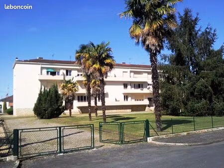 t4 de 65m2 avec grand balcon donnant sur parc privé  cave et parking privé