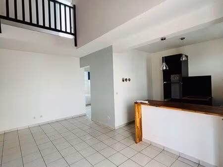 en duplex non meublé – 66 80 m² – 1er et dernier étage – entre-deux (ravine des citrons)
