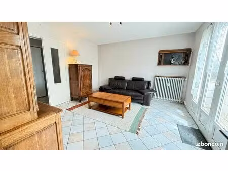 appartement t3 lumineux dernier étage avec place de stationnement sécurisée