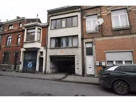 immeuble de rapport avec deux appartements et vingt garages