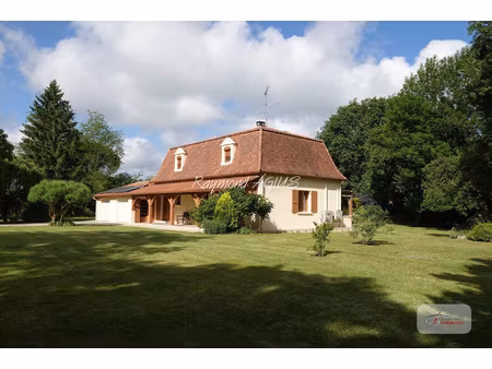 maison traditionnelle immaculée de 4 chambres avec jardins p