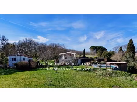 ensemble immobilier de caractére bien situé !