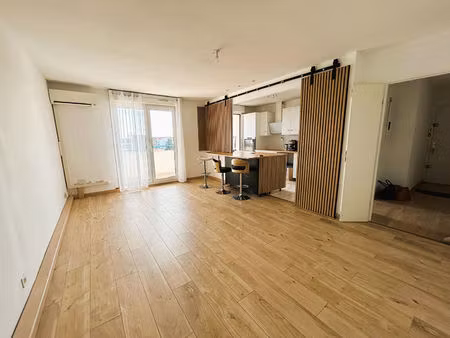 vaste t3 lumineux de 86 m² - dernier étage avec balcon et vue dégagée