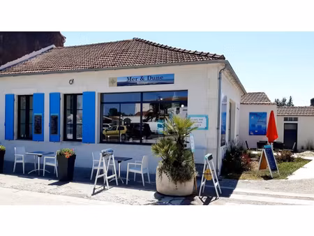 face à la place principale - commerce et logement