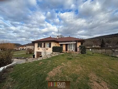 maison traditionnelle rénovée avec grand terrain