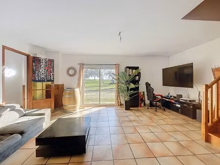 maison de plain pied mitoyenne d'un côté sur terrain de 2000m?