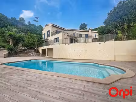 menton  propriété de 250 m2 avec 2 000 m2 de terrain et piscine