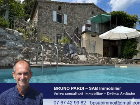 maison en pierre avec piscine et terrain attenant