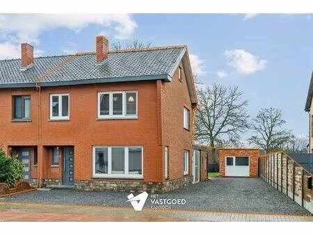 volledig gerenoveerde woning met 4 slaapkamers  ruime leefruimtes en vrijstaande garage op