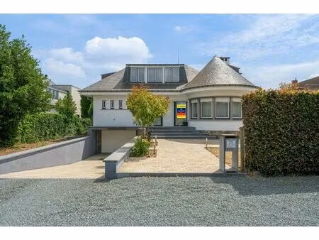 karaktervolle villa met 6 slaapkamers  tuin en ruime loods