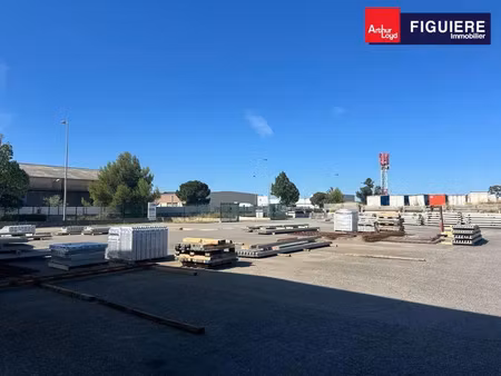 terrain clos et bitume - exclusivite