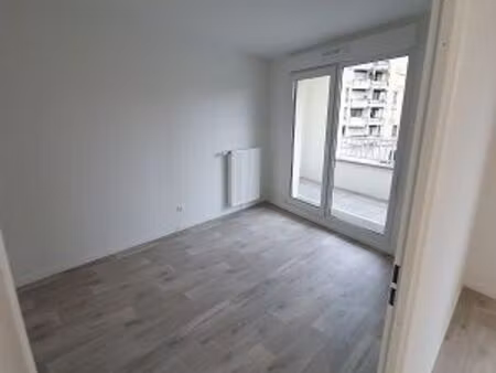résidence récente ris-orangis (91130) - f3 62.2m²+balcon 8m²  proche de transport en commu