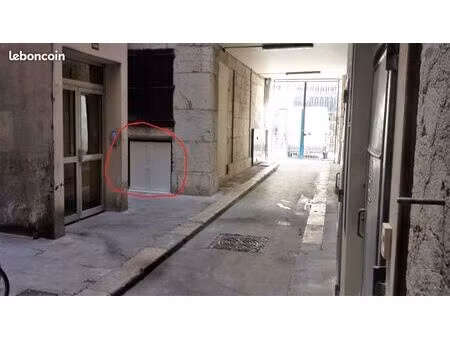 local-cave 20 m² à louer  hyper-centre accessible par véhicule  entrée privée  5 marches