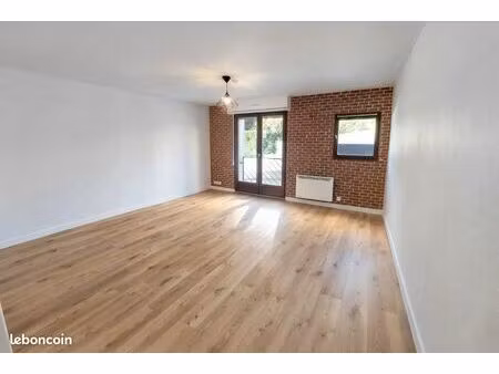 grand studio de 30 m2 refait à neuf